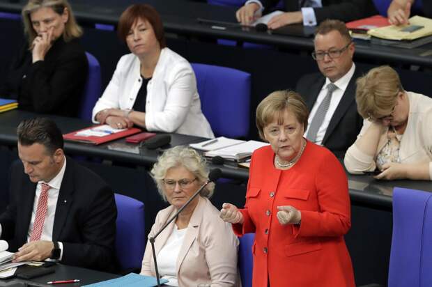 Меркель в своем парламенте, 6.06.18.png