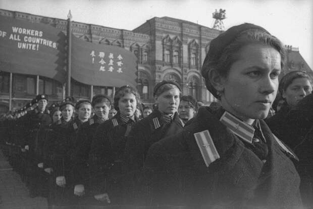 Женщины в строю. Владислав Микоша, 1940 год, г. Москва, Красная пл., из архива МАММ/МДФ. 