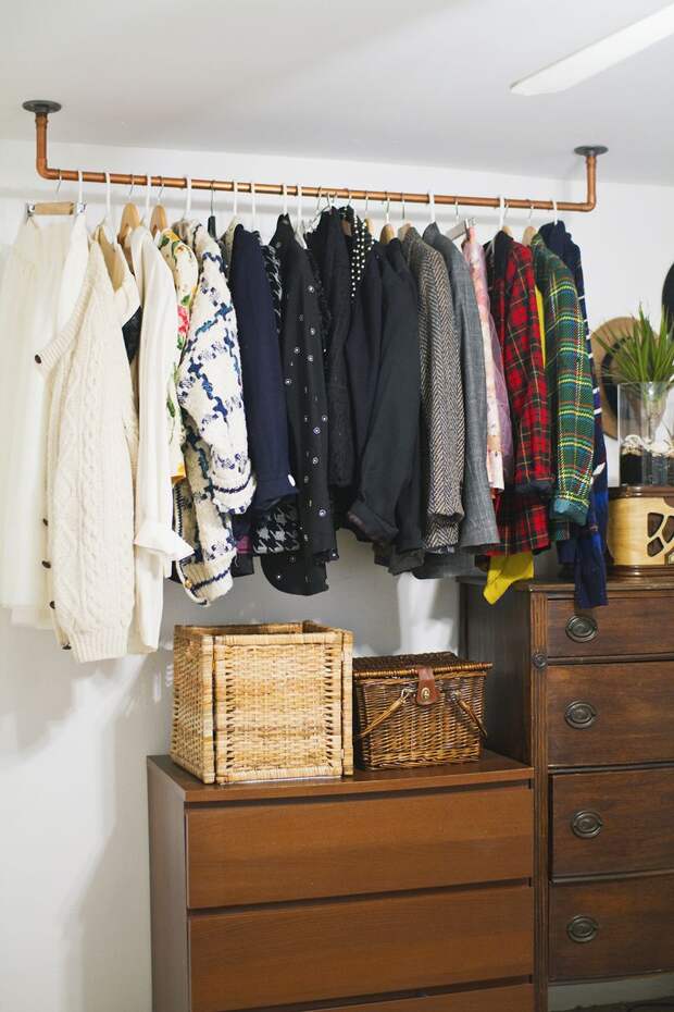 Hanging copper pipe garment rack (click through for DIY details!)