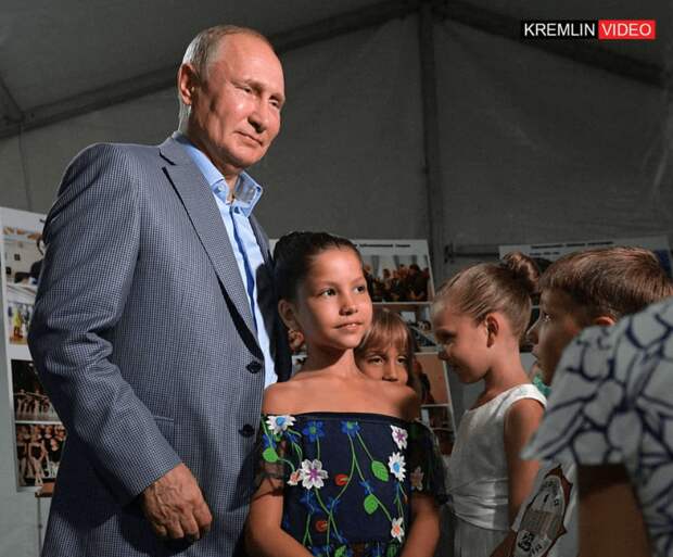 Путин поцеловал руку юной балерине Севастополя