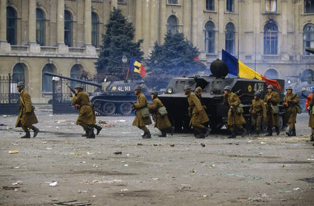 106-SoldiersandtanksonthestreetsofB.jpg 106-SoldiersandtanksonthestreetsofB.jpg