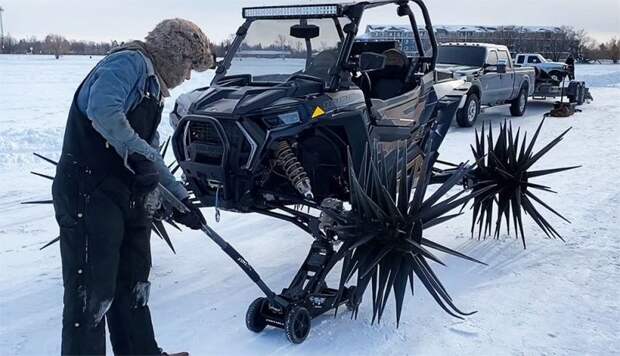 Квадроцикл Polaris с колесами-шипами выглядит очень устрашающе