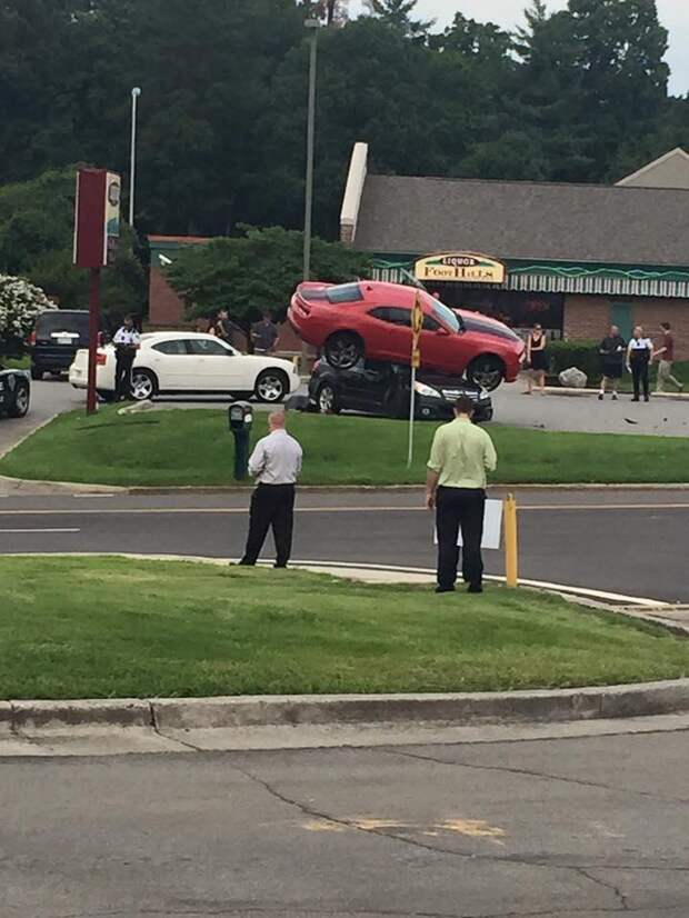 Chevrolet Camaro залетел на крышу Subaru Outback, camaro, chevrolet, subaru, авария, курьез