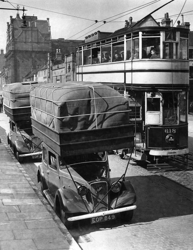 1940.-Gazhajtasu-taxik-Londonban.-A-tetore-helyezett-zsakokban-levo-gazzal-kb.-20-30-merfoldet-tudtak-megtenni.-Raadaskent-egy-emeletes-villamos.