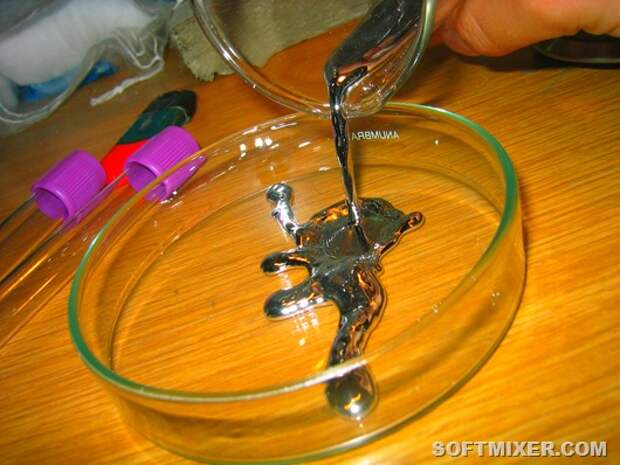 Pouring_liquid_mercury_bionerd(2)