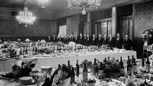 Вот только попасть в знаменитые рестораны было непросто, плата за «входной билет» доходила порой до 50 рублей / Фото: life.ru Вот только попасть в знаменитые рестораны было непросто, плата за «входной билет» доходила порой до 50 рублей / Фото: life.ru