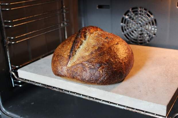 Хлеб выпекается в духовке на специальном камне. / Фото: kaminia.ru