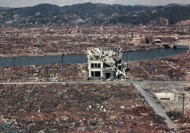 13. Цветная фотография разрушенной Хиросимы в марте 1946 года. (U.S. National Archives)