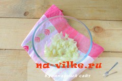 Салат с курицей и маринованными шампиньонами