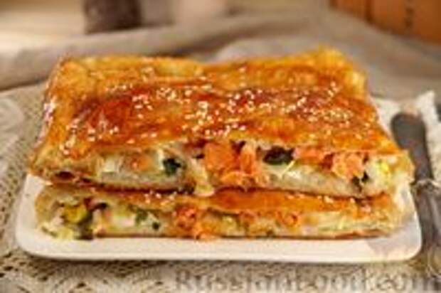 Фото к рецепту: Слоёно-дрожжевой пирог с красной рыбой, рисом и яйцами