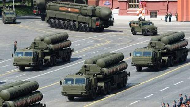 Зенитные ракетные комплексы С-400 "Триумф" во время военного парада в ознаменование 70-летия Победы в Великой Отечественной войне