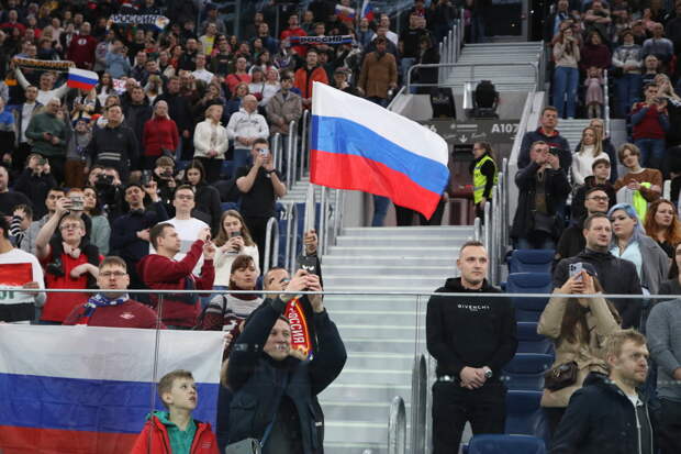 Сербы вывесили огромный флаг России на матче с англичанами