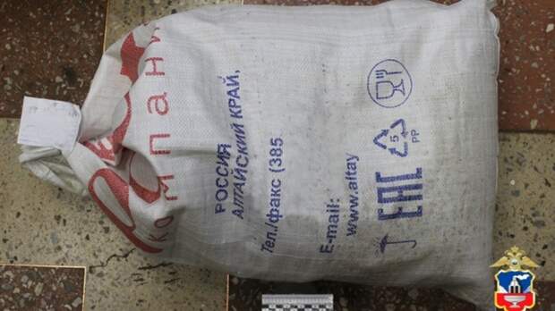 На Алтае культработница "вдохновлялась" от мешка марихуаны в старинном шкафу