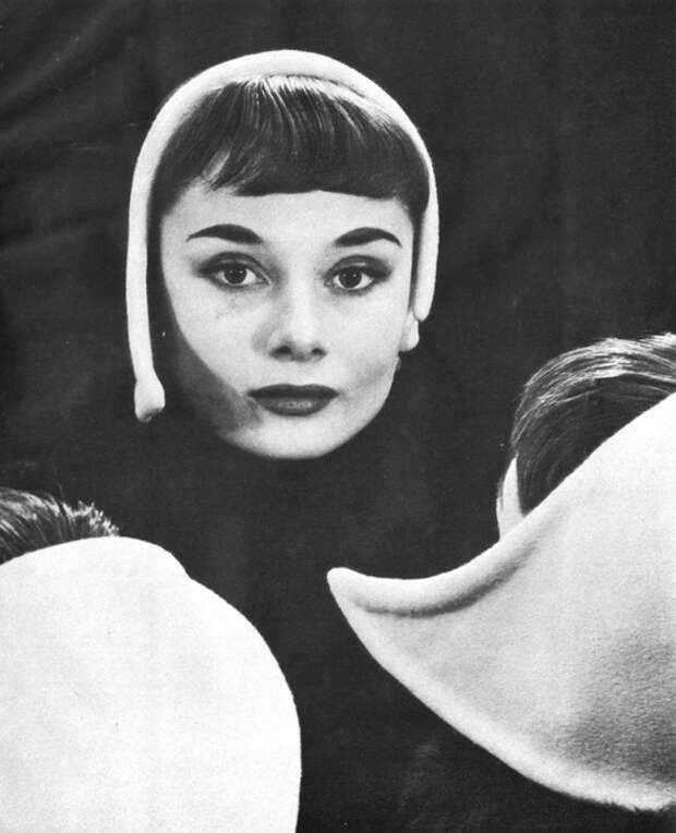 Одри Хепберн, тогда еще модель, на фотографии  Erwin Blumenfeld в его студиив Нью-Йорке. 1952г.