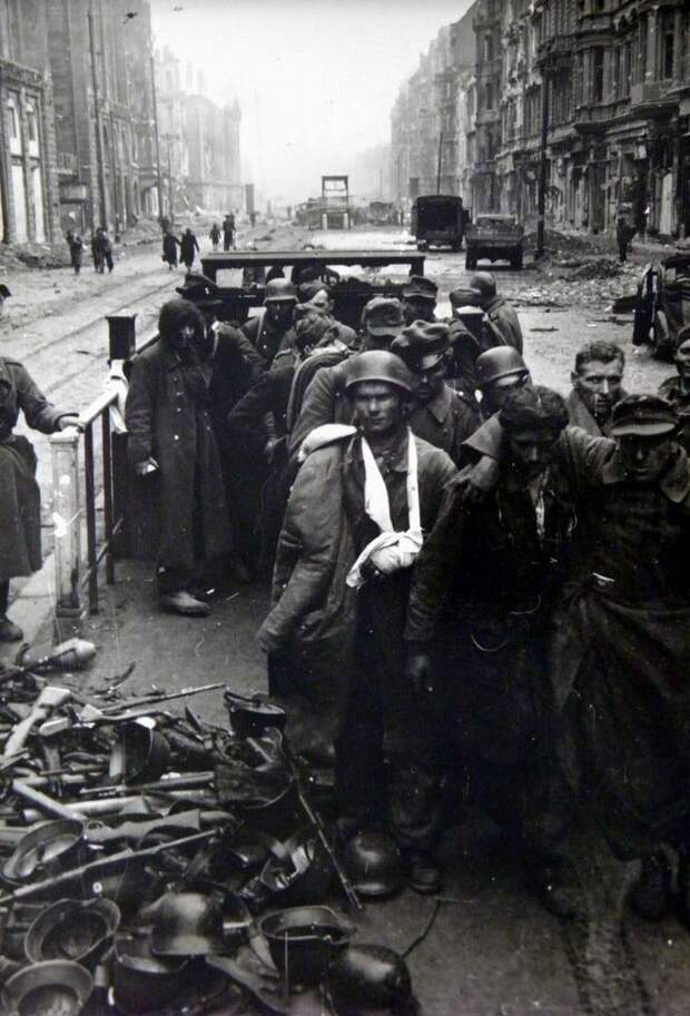 Падение Берлина на фотографиях весны 1945 года (18)