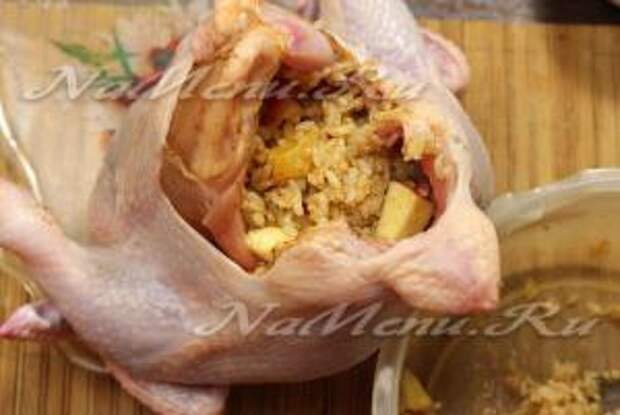 Наполняем курицу начинкой