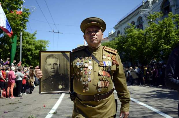 Участник акции Бессмертный полк в Севастополе