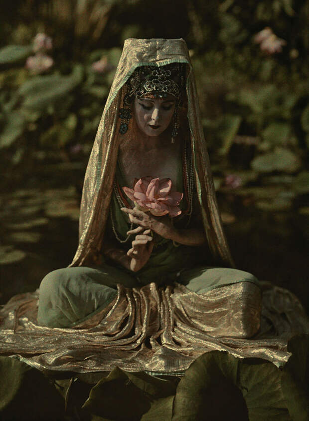 21. Девушка в образе китайской богини позирует в саду. Калифорния, 1915 national geographic, история, природа, фотография