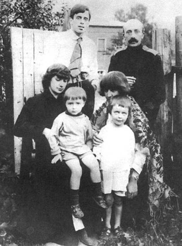 А. Цветаева с сыном Андрюшей, М. Цветаева с дочерью Алей