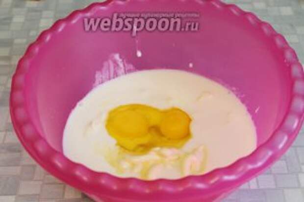 В кефир добавить размягчённое масло и яйца.