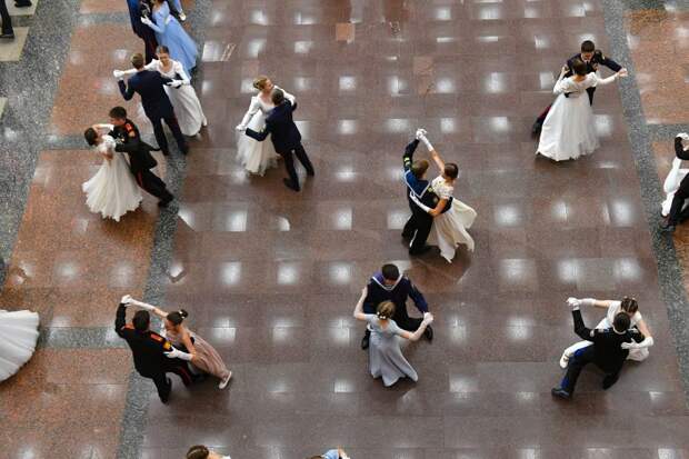 Учащиеся школы на Синявинской улице станцевали на большом кадетском балу