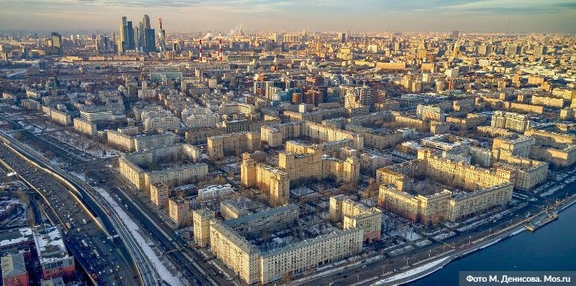 Полиции пришлось выламывать дверь работавшего после полуночи ресторана. Фото: М. Денисов mos.ru