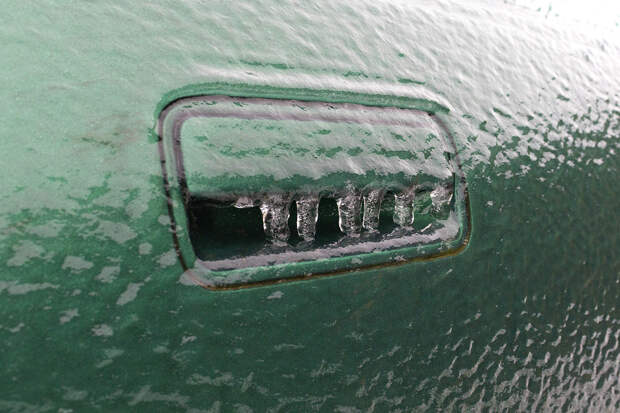 Эксперт назвал способы открыть примёрзшую дверь автомобиля