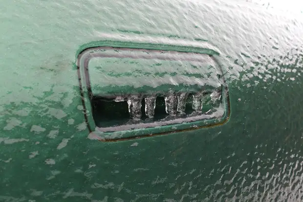 Эксперт назвал способы открыть примёрзшую дверь автомобиля