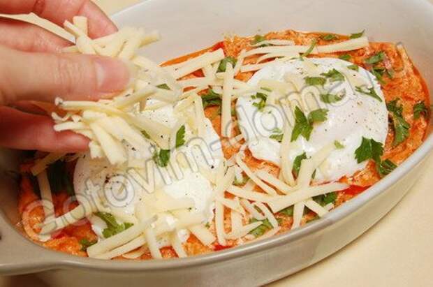 Яйца-пашот, запеченные с томатным соусом и сыром