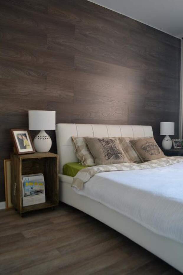 Интерьер спальни, деревянные панели, отделка стен и пол в спальне