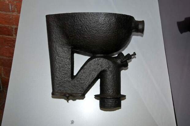 Советский чугунный унитаз. /Фото: orion-tennis.ru. Советский чугунный унитаз. /Фото: orion-tennis.ru.