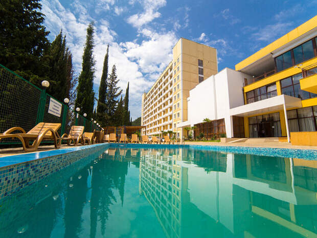 Бассейн (фото https://www.booking.com/hotel/xa/pansionat-baghripsh.ru.html)