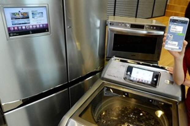 Компания LG представила "умный" холодильник с фотокамерой