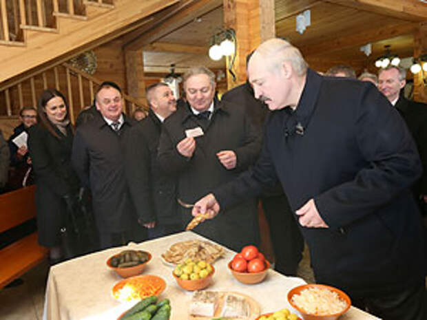 Александр Лукашенко во время посещения оздоровительного центра "Сосновая". Александр Лукашенко во время посещения оздоровительного центра "Сосновая".