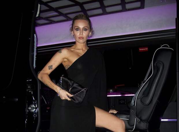 Певица Майли Сайрус выложила фото в платье с разрезом до бедра