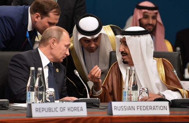 Президент РФ Владимир Путин и наследный принц, заместитель председателя Совета министров, министр обороны Королевства Саудовская Аравия Сальман бен Абдель Азиз Аль Сауд на рабочем заседании глав делегаций государств - участников Группы двадцати
