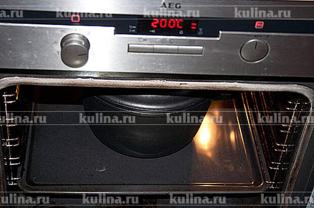Ставим в разогретую до 200 градусов духовку и запекаем ровно 60 минут. Затем достаем кулечки и остужаем их при комнатной температуре. На ночь убираем кулечки в холодильник.