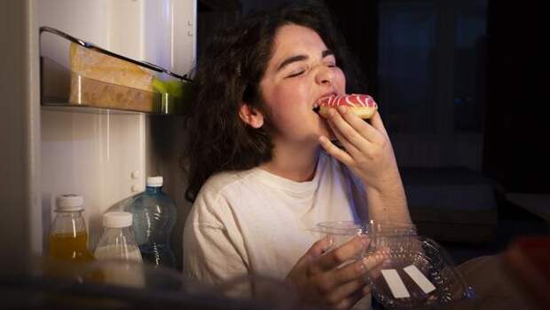 От ночного переедания и бессонницы спасет старая советская привычка