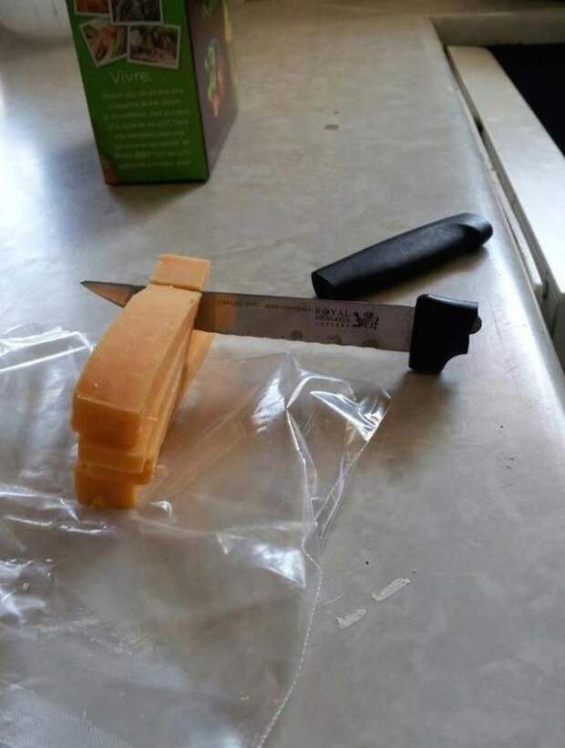 Это декоративный нож для масла, никто же им сыр резать не будет китай, халтура