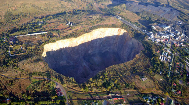 В ЮАР в шахте Premier Mine был найден самый большой алмаз в мире — Куллинан (3106,75 карата). Драгоценный камень, в последствии расколотый на 9 частей, достался королю Великобритании Эдуарду VII в качестве подарка на день рождения от правительства Колонии Трансвааль. (Paul Parsons)