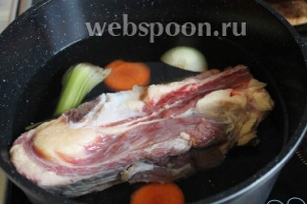 Мясо на косточке залить водой. Добавить крупно нарезанные сельдерей, морковь, лук.