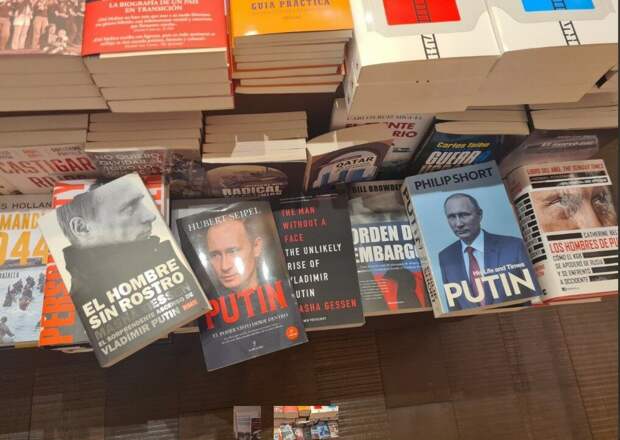 Книги о Путине в магазинах Европы есть, а о Зеленском - нету...
