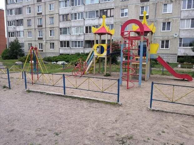 В Ростове двухметровую змею застали на детской площадке