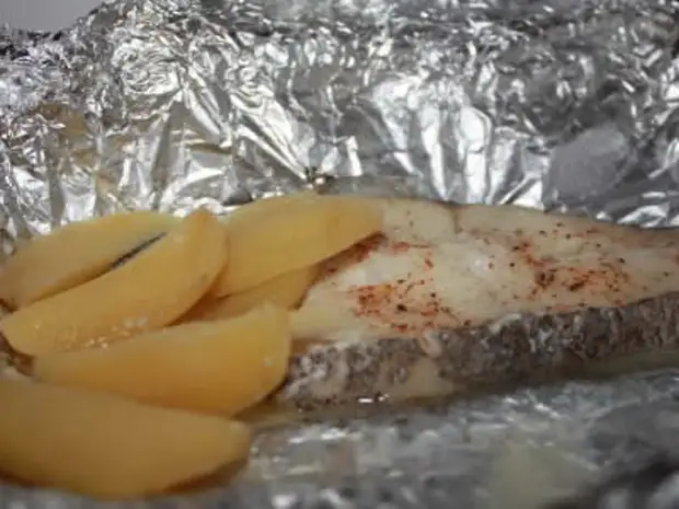 Рыба в фольге в духовке с картофелем. Треска запеченная в духовке в фольге. Запечь филе рыбы в фольге. Судак в духовке в фольге целиком. Треска в фольге.