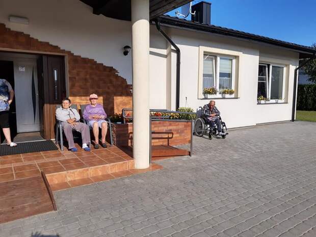Как в Польше выглядит обычный дом престарелых? Чем кормят и как развлекают польских стариков