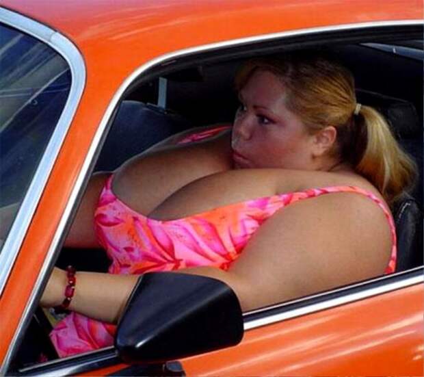 28 веселых фото о том, что может женщина за рулем