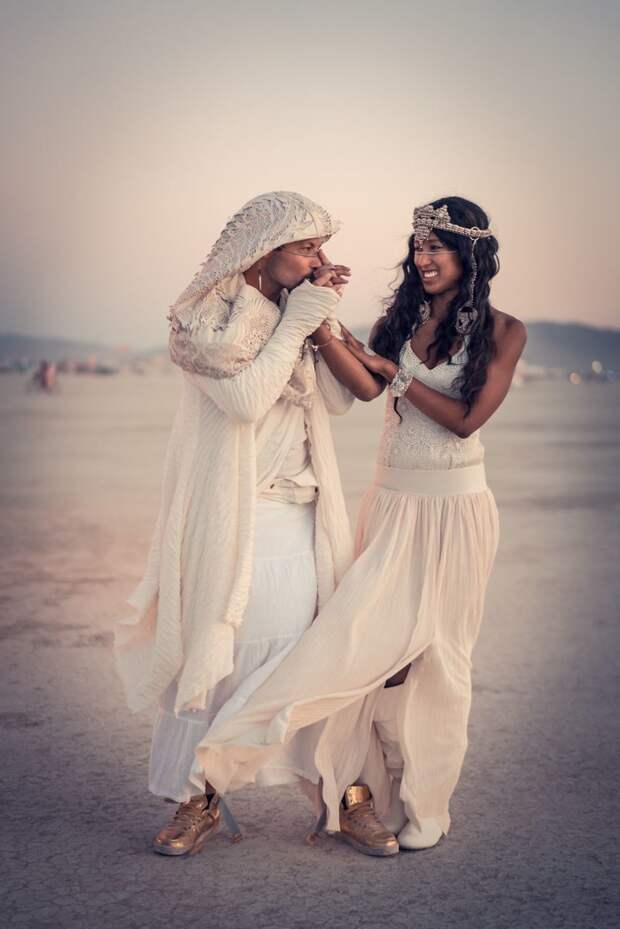 Фестиваль Burning Man прекрасный повод для проведения оригинальной свадьбы