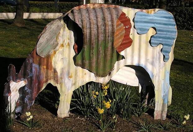 Corrugated iron cow sculpture, New Zealand High Commission, Canberra, Australia by roslyn.russell, via Flickr: 