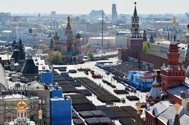 9 мая в Москве на Красной площади состоялся торжественный парад в честь 70-летия Победы, который стал самым масштабным в современной российской истории. Всего в параде участвовали свыше 16,5 тыс. военных, включая десять парадных расчетов от вооруженных сил стран СНГ и дружественных государств - Азербайджана, Армении, Белоруссии, Казахстана, Киргизии, Таджикистана, Индии, Монголии, Сербии и Китая