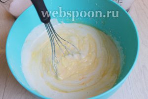 Добавим растопленный маргарин, яйцо, сахар, разрыхлитель, муку.